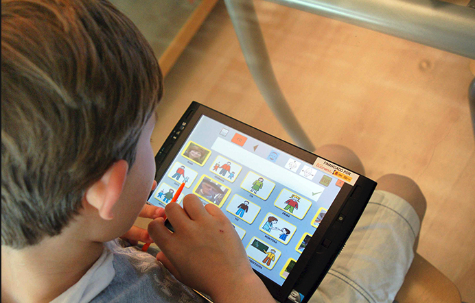 Aumentará 80% el número de niños con miopía por uso de smartphones