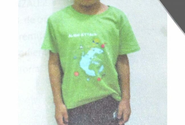 Abandonan a niño, buscan a su madre