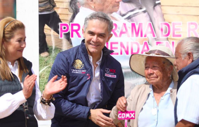 Entrega Mancera la primera casa antisísmo