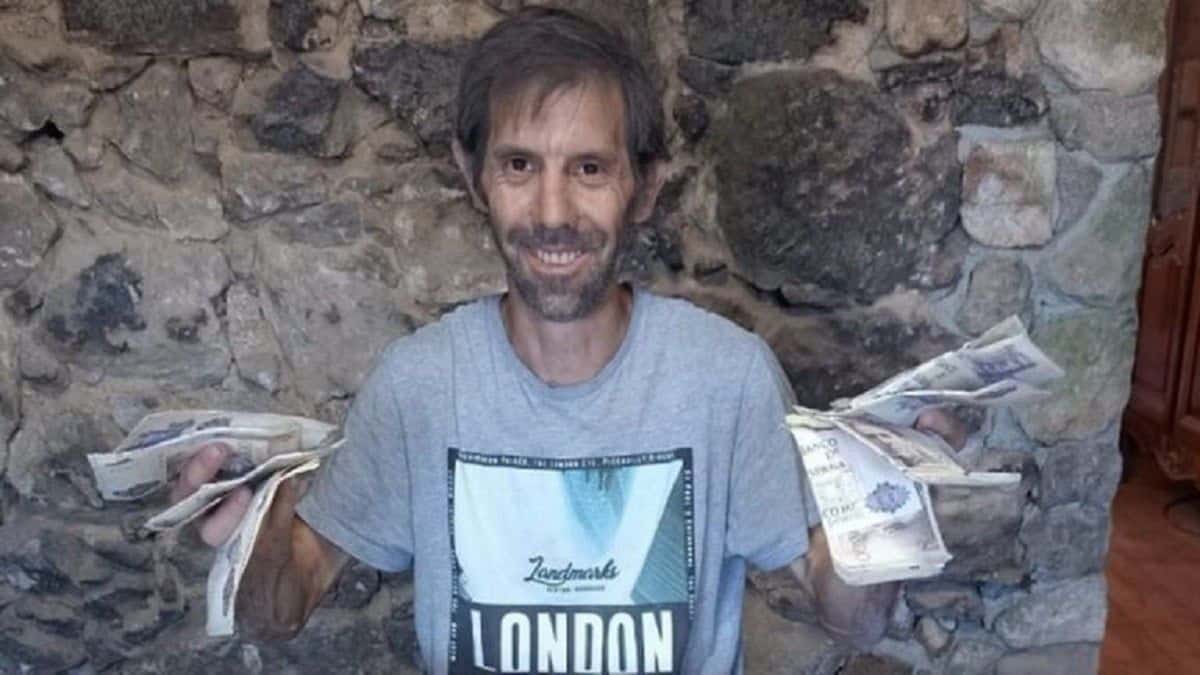 Encuentra un millón de pesos en las paredes de la casa que acaba de comprar, pero su alegría dura poco