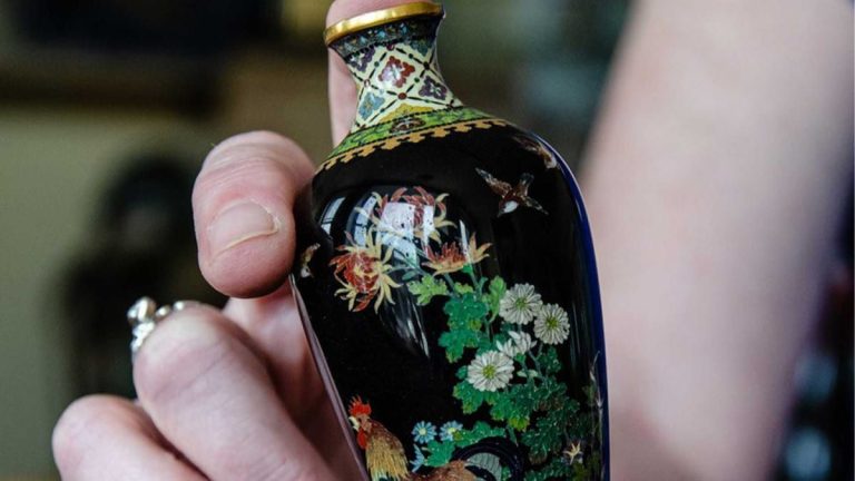 Regresa del mercadillo con un jarrón que ha comprado por 3.99 dólares y que, en realidad