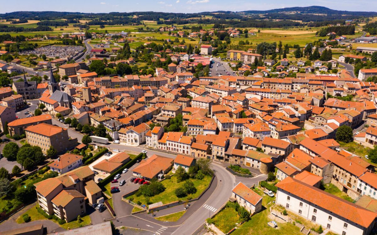 Una mujer de 89 años deja en herencia todas sus casas y dos millones de euros a su municipio, pero solo con dos condiciones