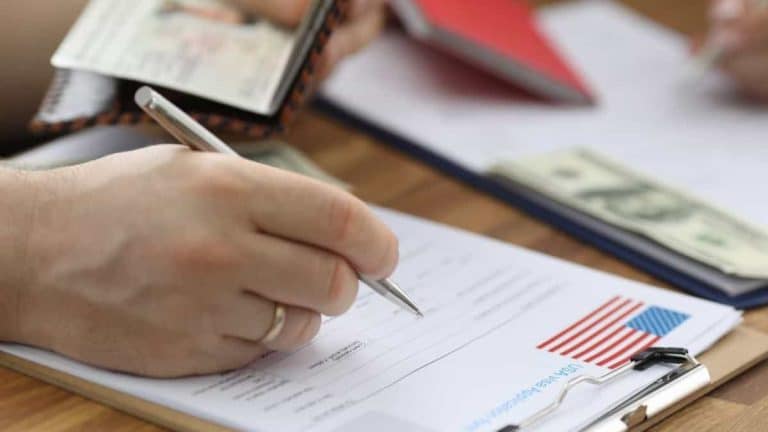 Usurpa la identidad de su difunta madre y cobra más de 360 mil dólares en ayudas sociales durante 25 años