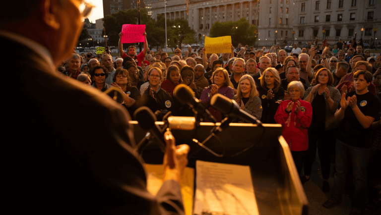 "Por el bien de todas y todos, primero los pobres" Enciende Debate Nacional en 2025 - Aquí Qué Cambia