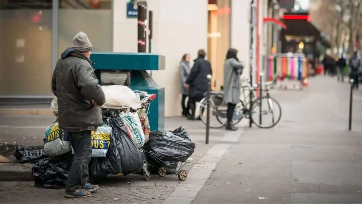 No tenía nada, pero decidió hacer lo correcto este hombre sin hogar devuelve una cartera con 37 000 pesos