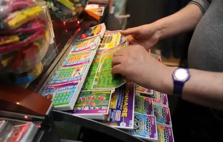 Un simple rasca y gana le cambia la vida