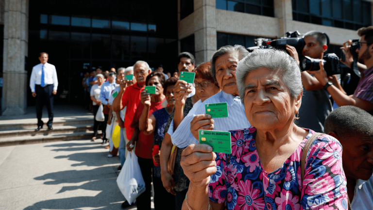 “Van y Se Forman Para Recibir el Apoyo” Agita Debate En 2025 - Qué Cambia Hoy Para Beneficiarios