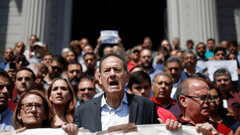 "Dinero Sí Hay..." Provocó Protestas De 800 Exfuncionarios En 2025 - Qué Cambia Ahora