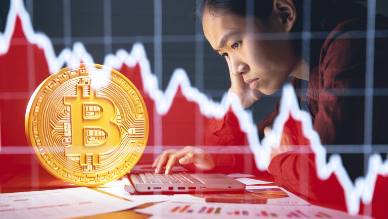 Bitcoin Está Cayendo Provoca Salidas De ETF Por $490M En 2026 - Qué Cambia Ahora