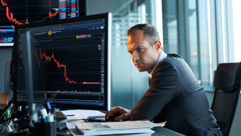 Bitcoin Cae 2.4% En 2026 y ETFs Registran Salidas de 490 Millones: Por Qué Importa