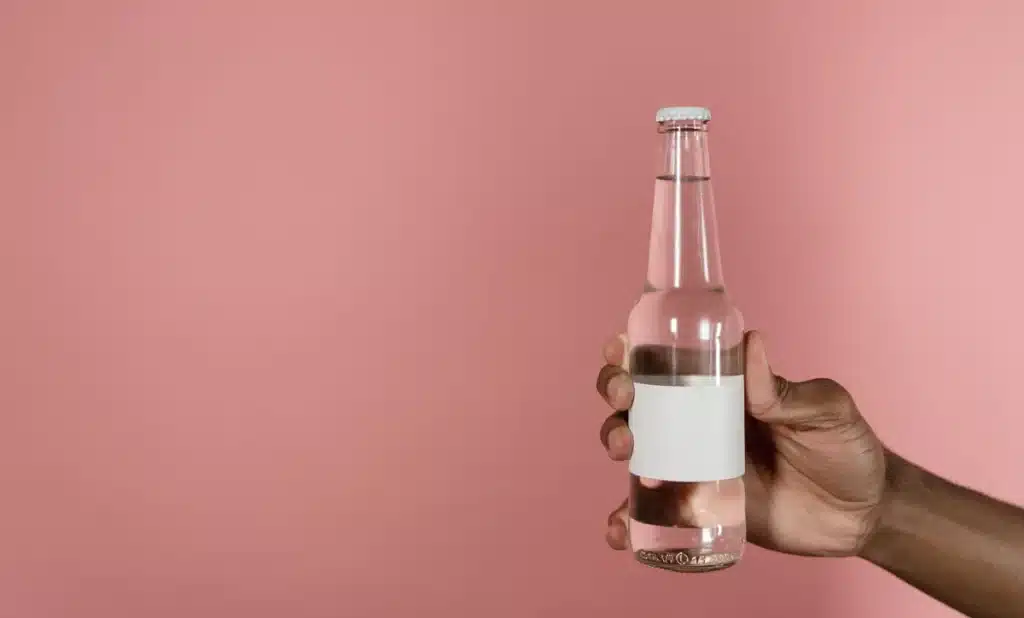 Dos botellas de bebida con diseños unificados pero distintivos, una oscura y otra clara, sobre fondo blanco