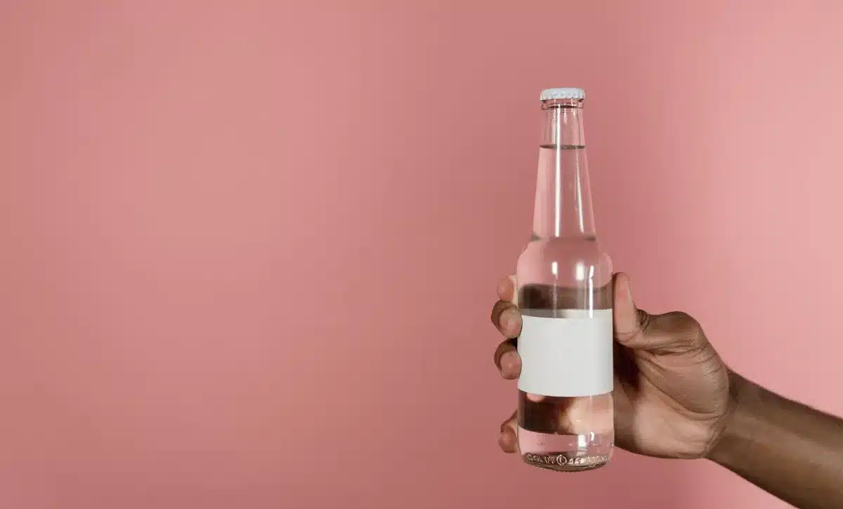 Dos botellas de bebida con diseños unificados pero distintivos, una oscura y otra clara, sobre fondo blanco