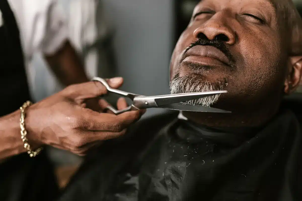 Persona realizando rutina de cuidado personal y mantenimiento del cabello