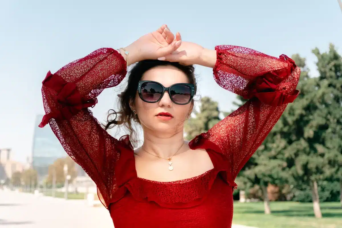 Persona segura luciendo accesorios de verano y gafas de sol con estilo