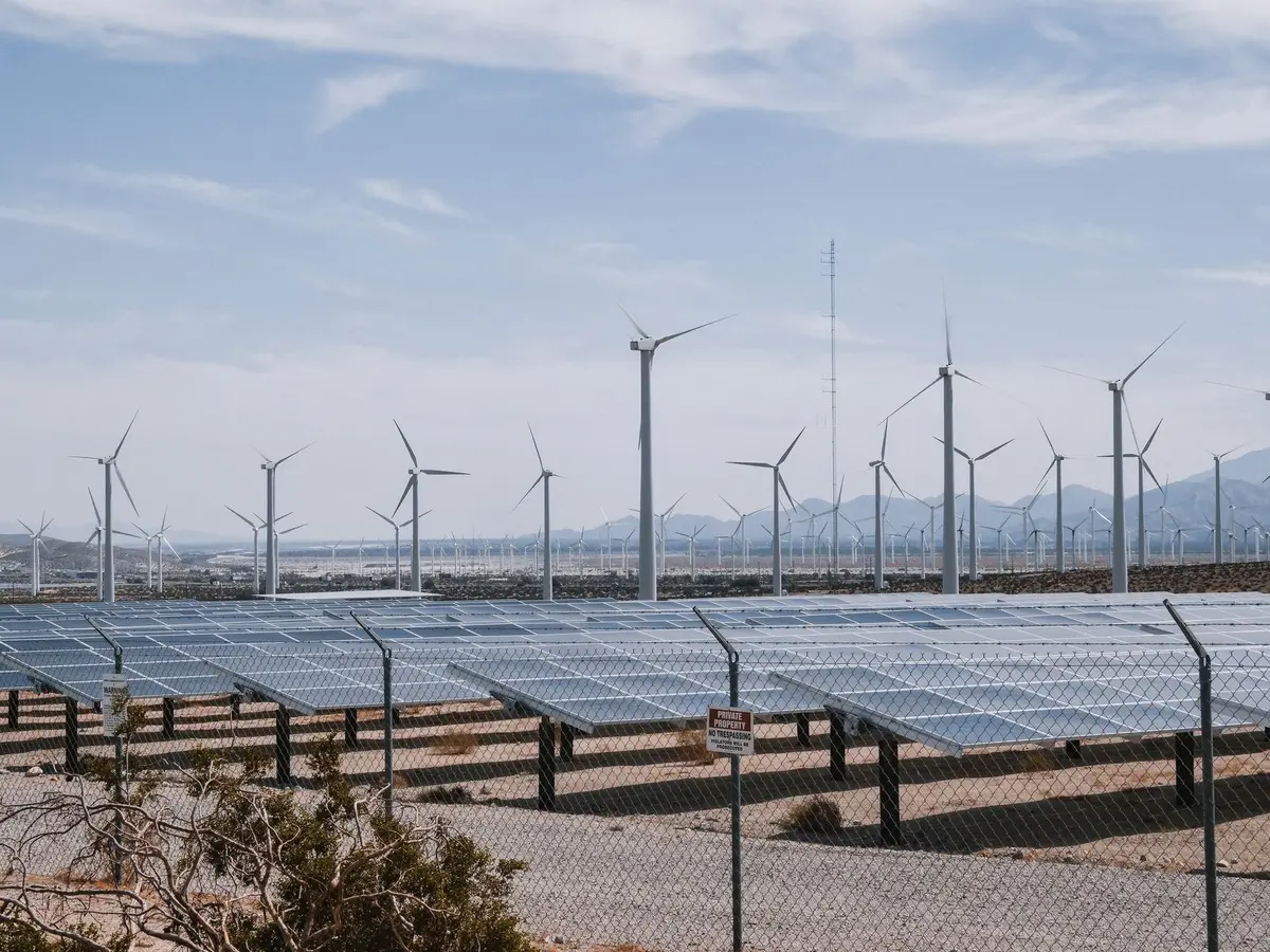 Infraestructura de energías renovables con paneles solares y turbinas eólicas