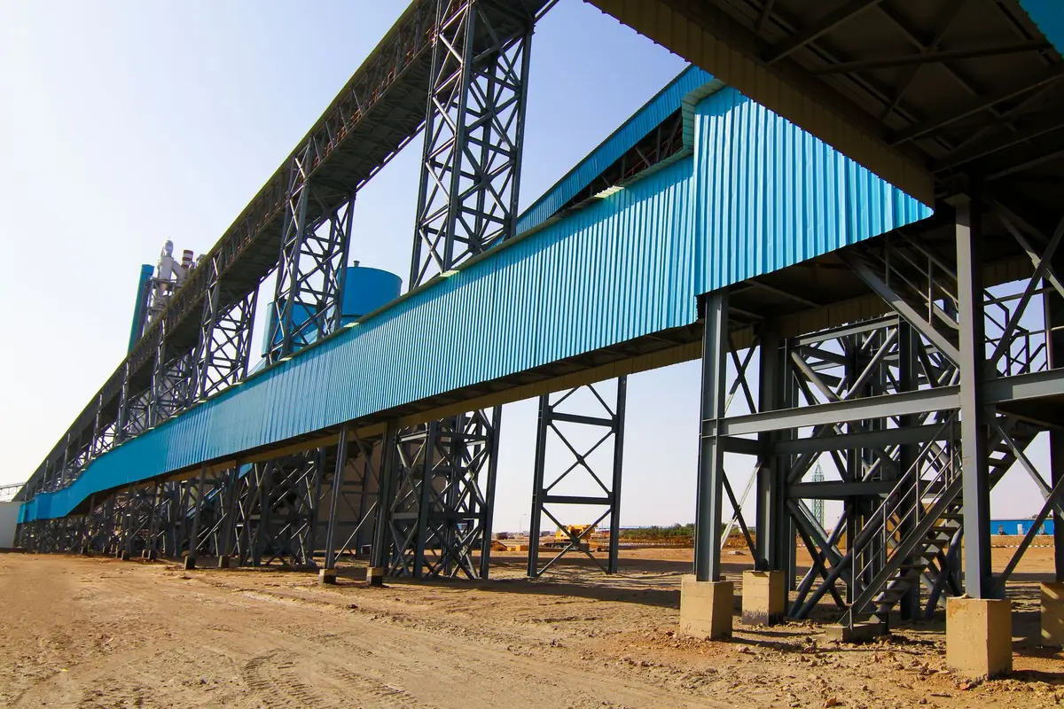 Planta de desalinización en construcción con equipos industriales modernos en paisaje desértico