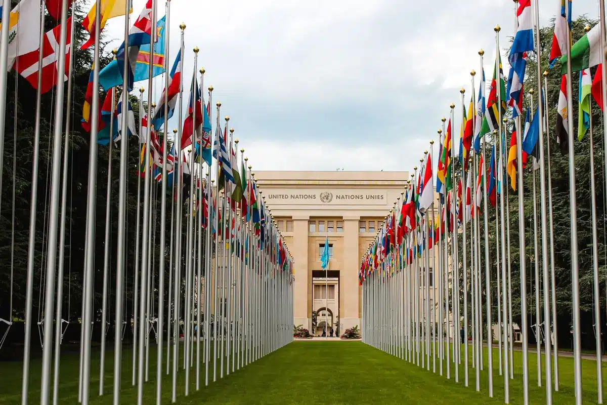 Representantes diplomáticos en una cumbre internacional discutiendo alianzas