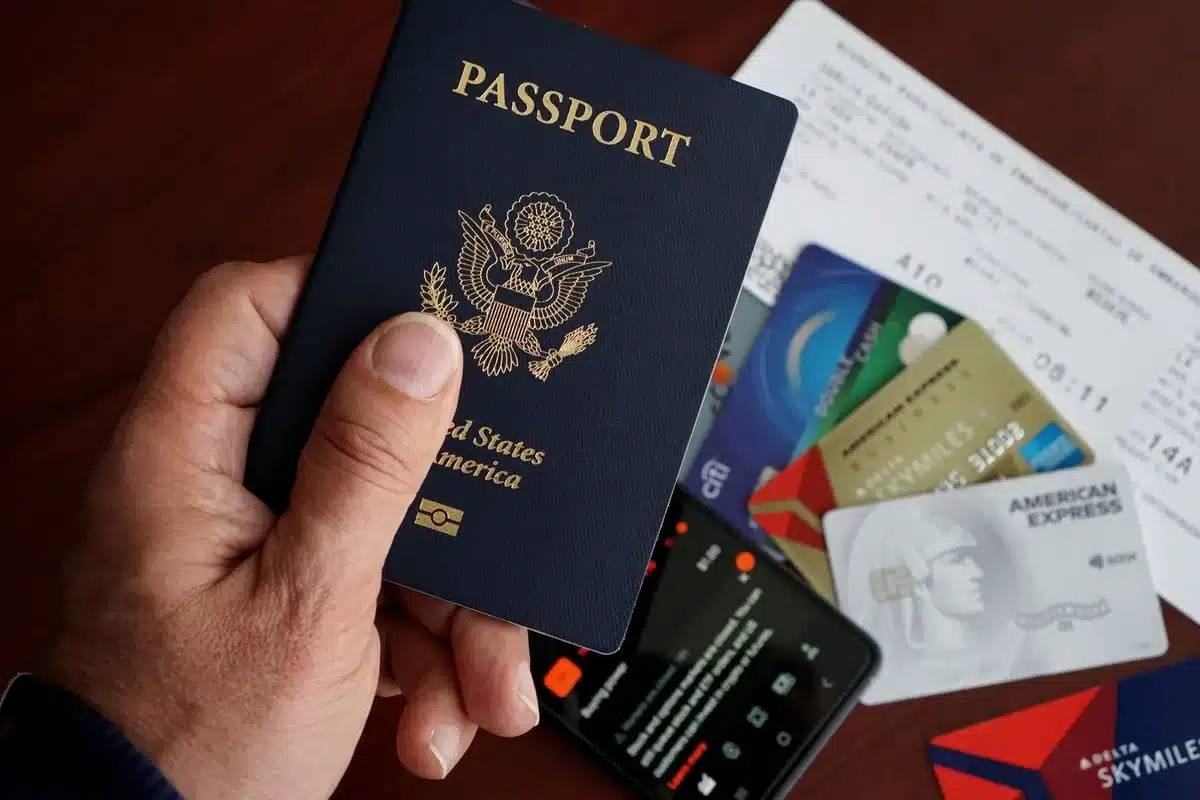 Formulario de visa con sello de rechazo sobre documentos diplomáticos en una oficina oficial