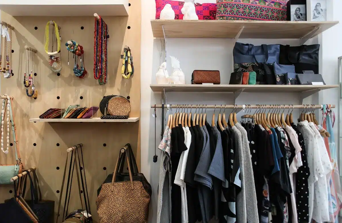 Colección de prendas de moda y accesorios innovadores con enfoque en sostenibilidad