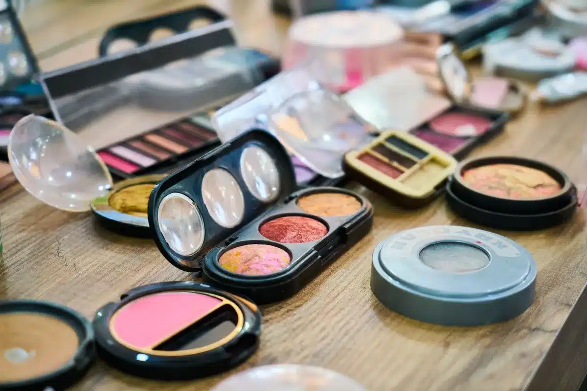 Productos de belleza y maquillaje con ingredientes naturales y tecnología avanzada