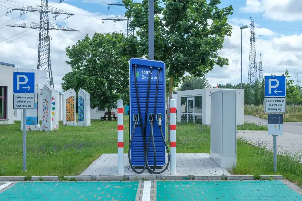 Infraestructura de carga para vehículos eléctricos en estacionamiento moderno