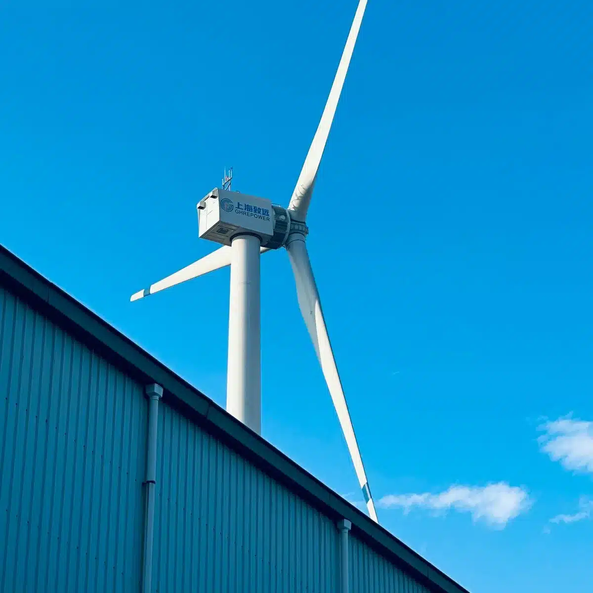 Trabajadores especializados en instalación de tecnología de energía sostenible