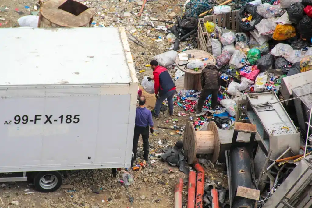 Instalación de reciclaje de baterías de litio con módulos apilados en almacén moderno