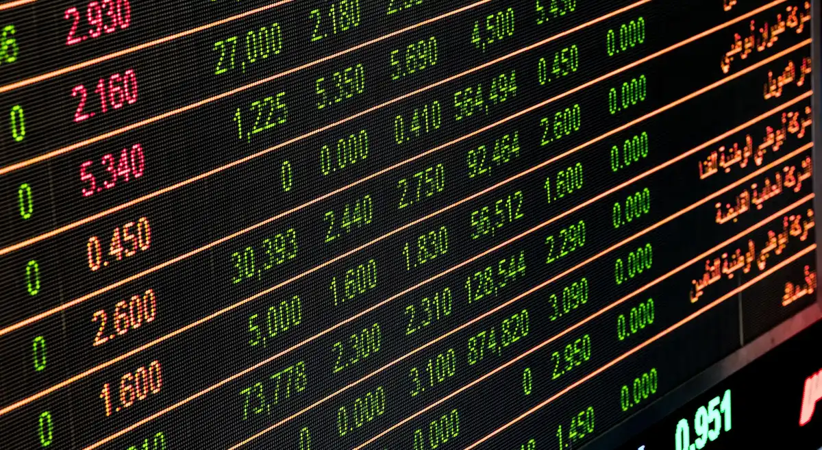 Tabla con indicadores clave de desempeño y rendimientos de fondos de pensiones