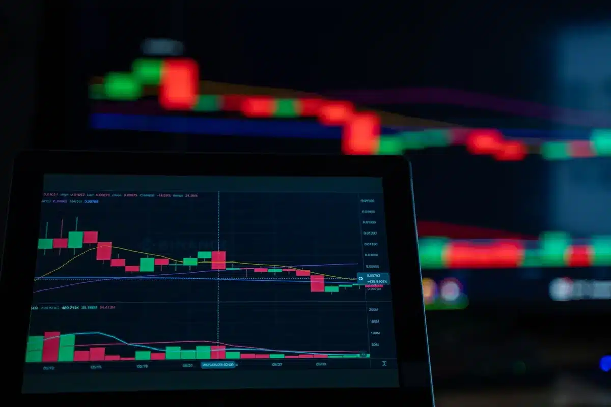 Gráfico de precios de bitcoin mostrando tendencia bajista y presión de mercado