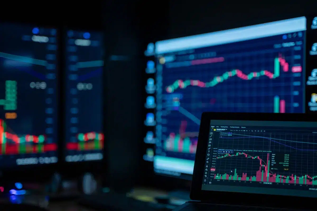 Pantalla de datos financieros con cifras de inversión institucional y reservas de efectivo
