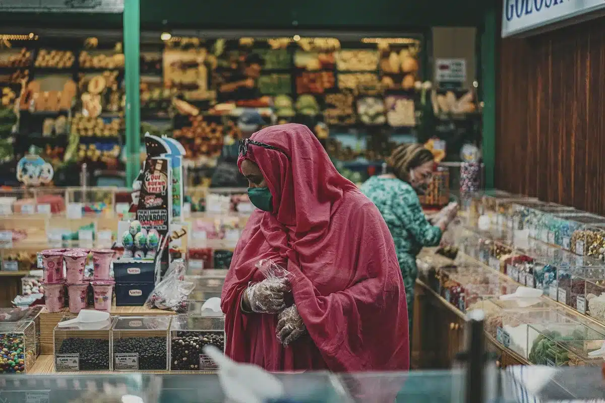 Fachada de tienda de conveniencia donde se puede recargar servicios