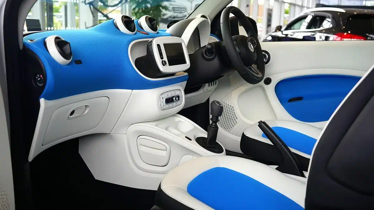 Tableros de dos versiones de auto compactos comparados