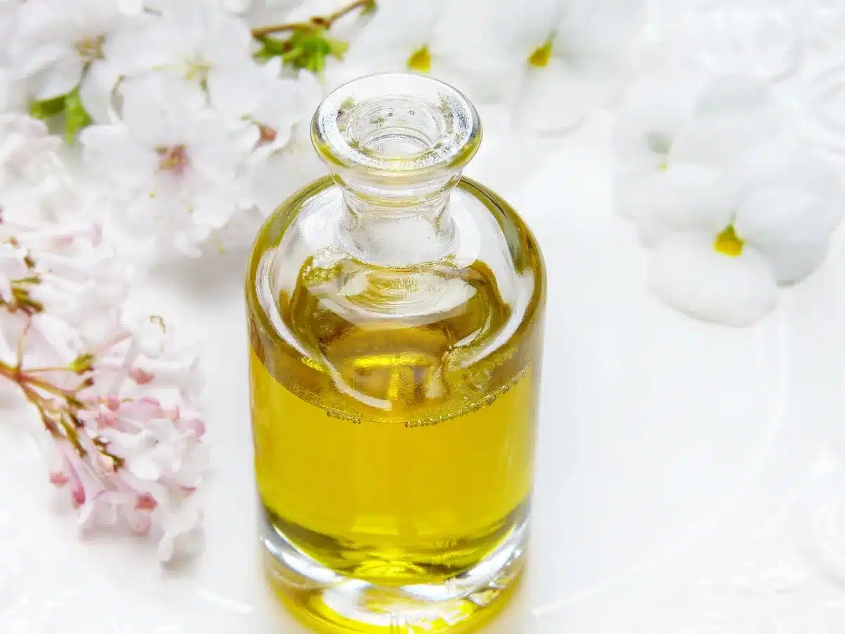 Persona anónima rociando perfume en puntos de pulso como muñeca y cuello
