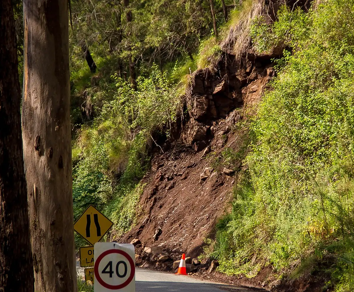 Desprendimiento de rocas en una ladera después de lluvia intensa