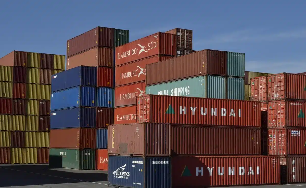 Puerto mexicano con infraestructura moderna de contenedores y ubicación estratégica costera