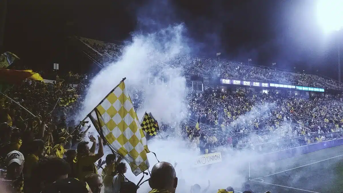 Aficionados en el estadio expresando admiración y apoyo durante un partido