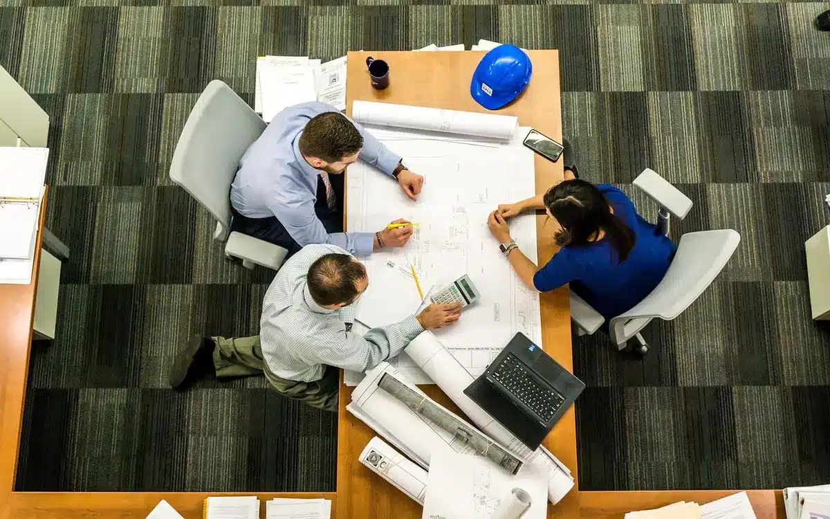 Equipo empresarial discutiendo estrategia de implementación de tecnología