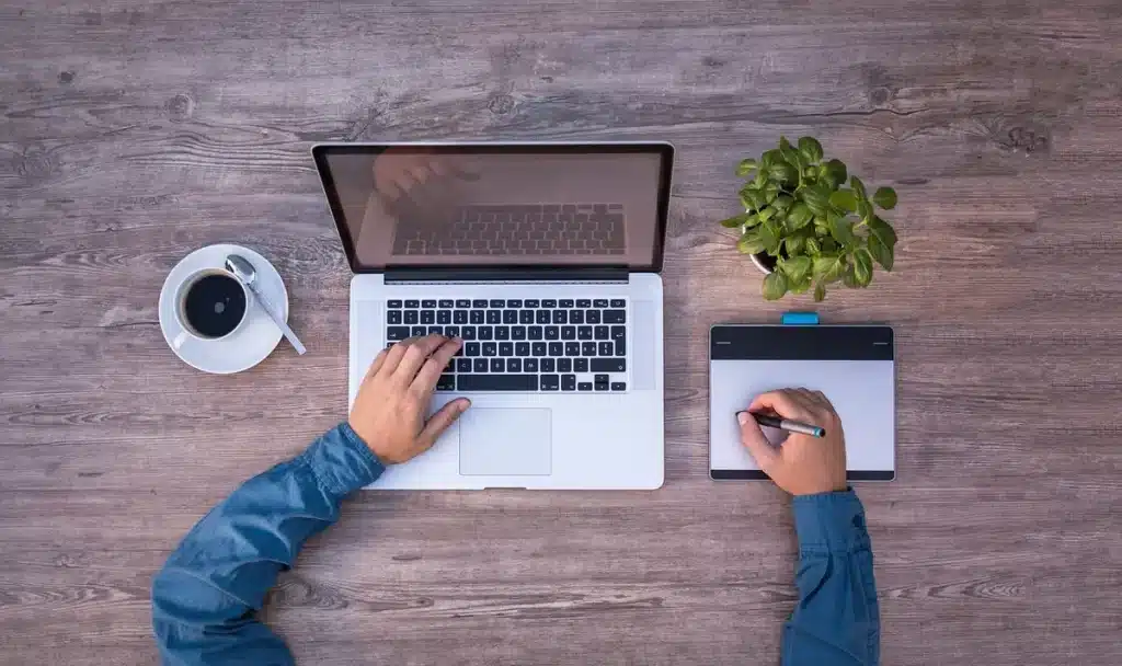 Empleado trabajando con herramientas de inteligencia artificial en su escritorio