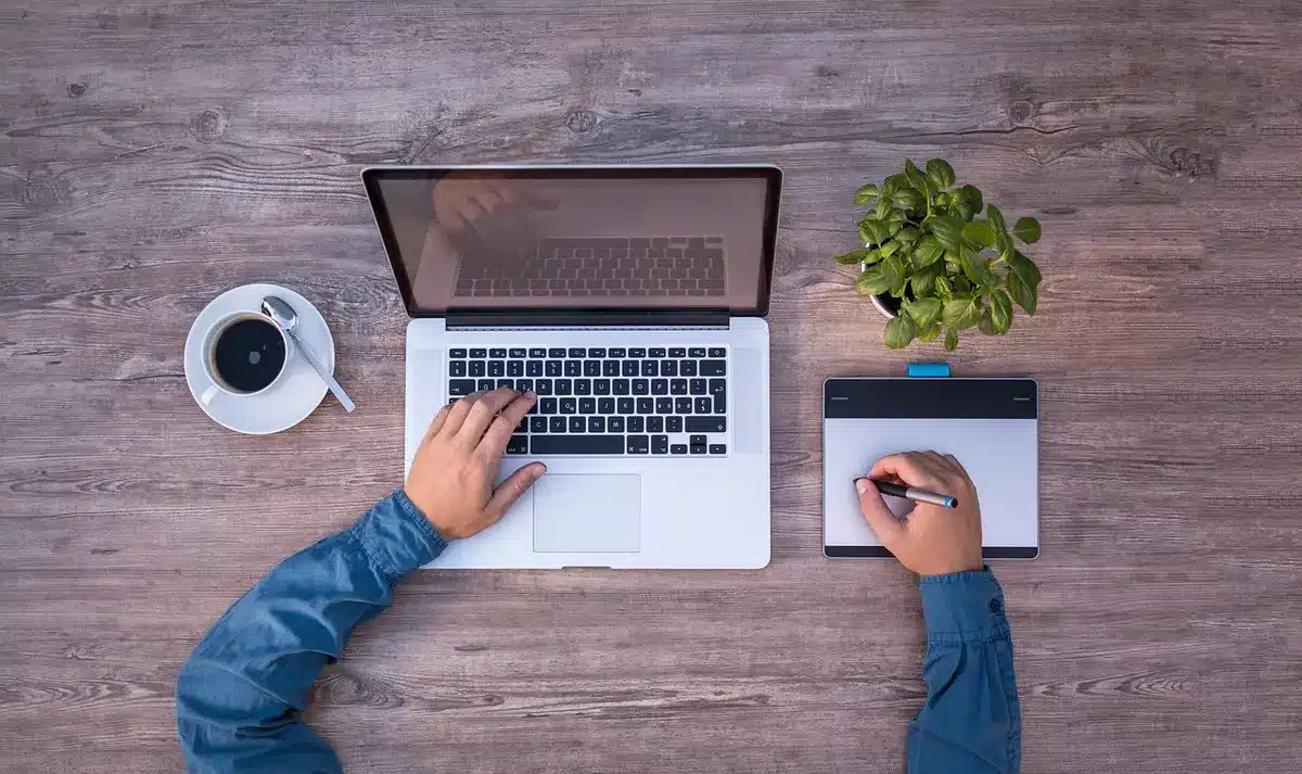 Empleado trabajando con herramientas de inteligencia artificial en su escritorio