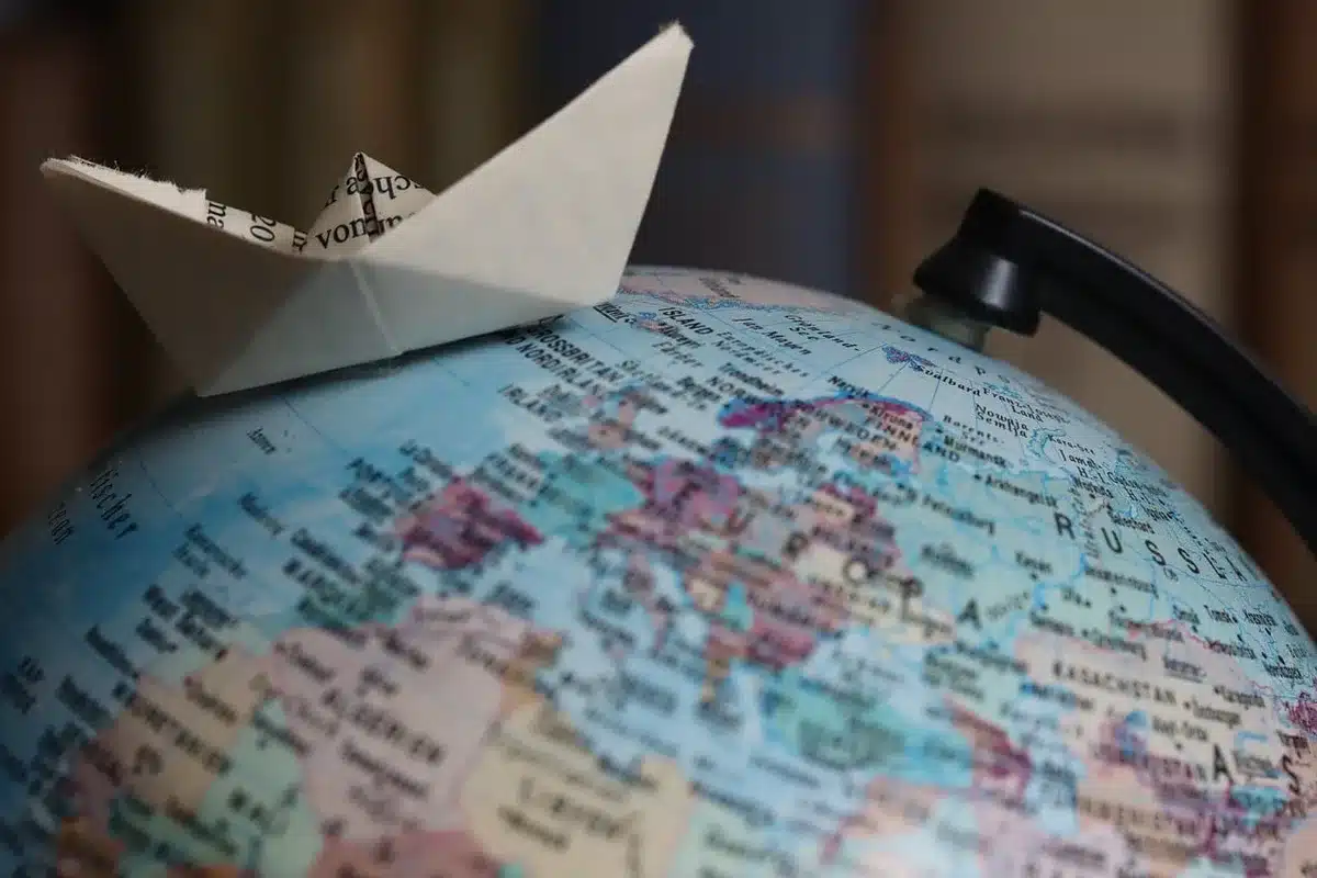 Mapa estilizado mostrando varias ciudades y rutas de una gira mundial