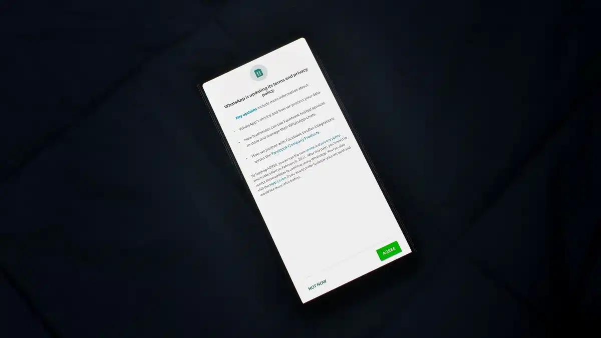 A close-up of an unbranded smartphone screen showing generic settings menu in Spanish, finger poised to tap 'Actualizar'