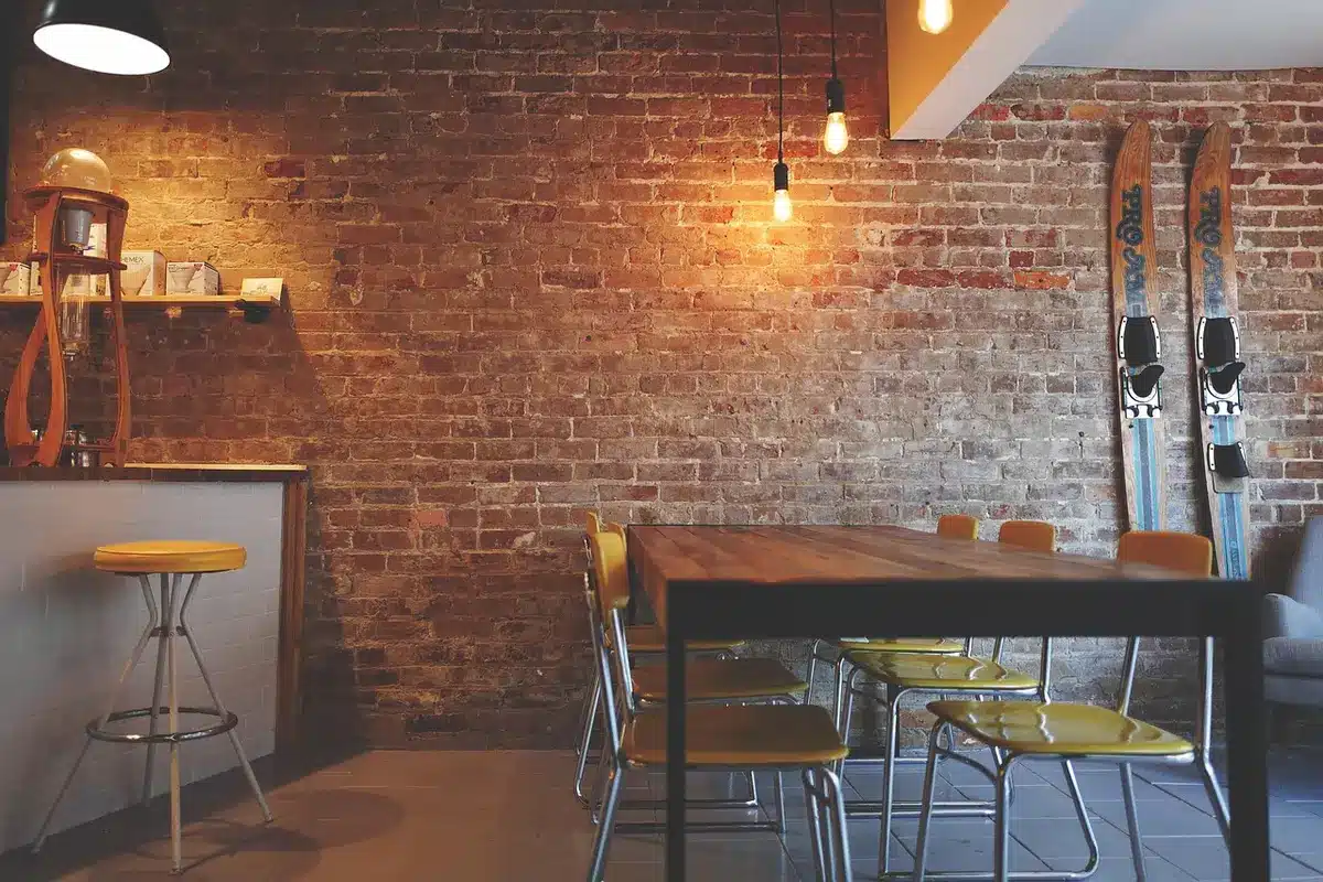 Interior de una taquería tradicional con mesas y clientes conversando