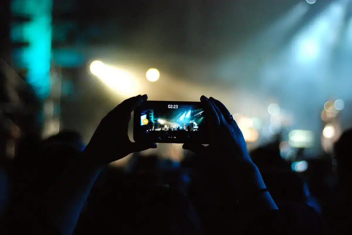 Pantalla móvil con video vertical y subtítulos, destacando los primeros segundos