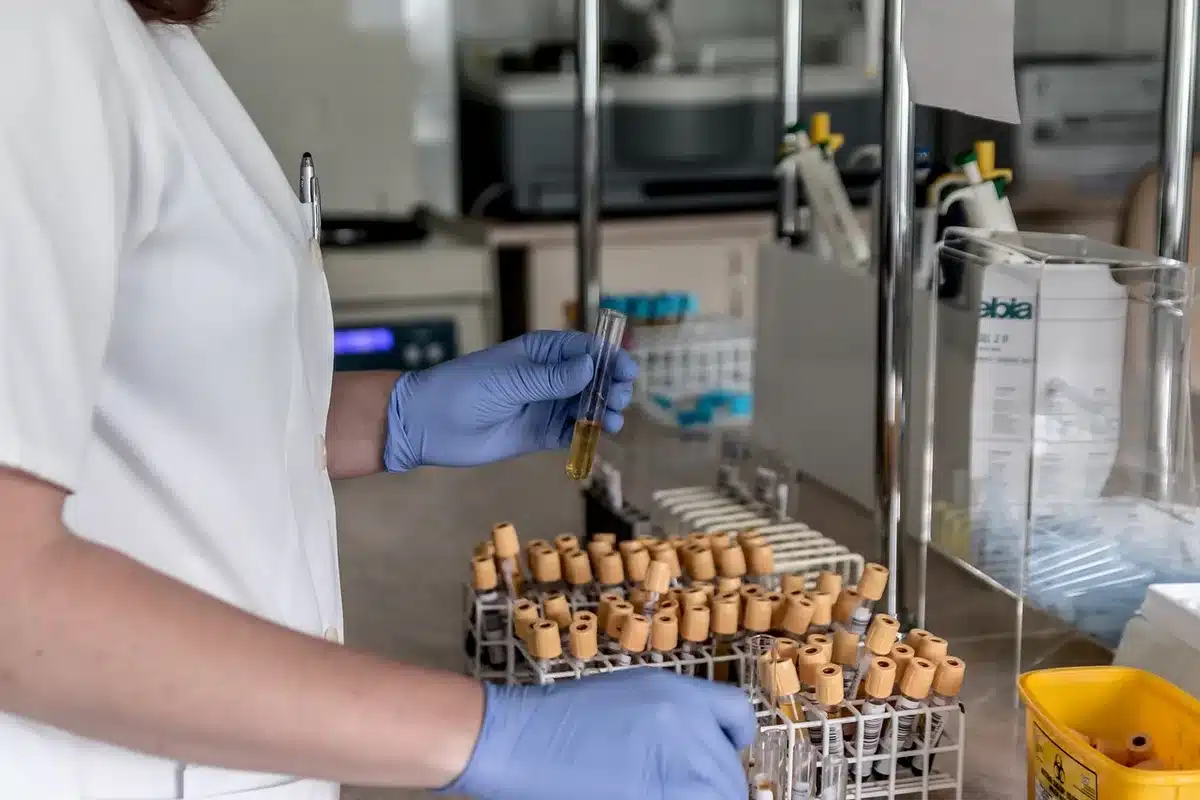 Prueba de material deportivo en laboratorio con botas y sensores