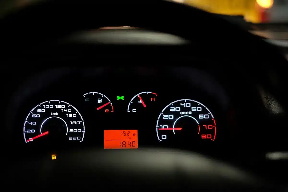 Panel de instrumentos con pantalla táctil y conectividad en SUV