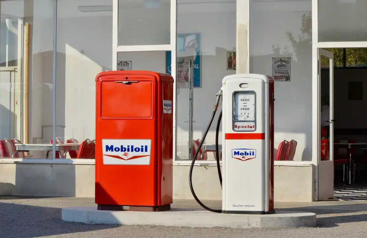 Bombas de gasolina apagadas y fila de vehículos esperando abastecimiento