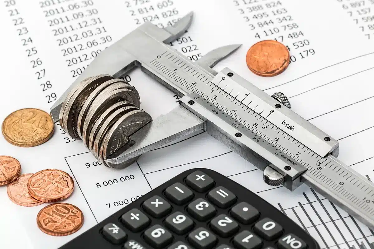 Gráfica financiera que muestra descenso de deuda