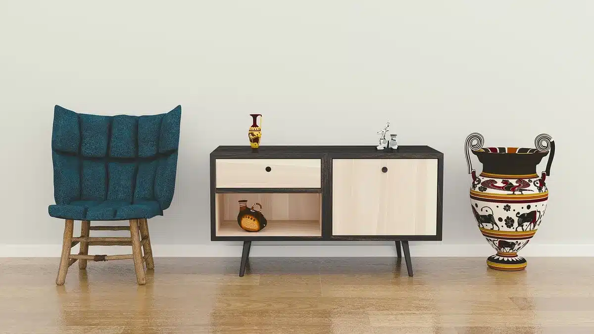Interior con mobiliario de líneas sencillas y luz cálida que realza texturas